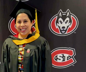 EL fusil informativo: Karina León, primer mexicana en ser bibliotecaria en Minnesota